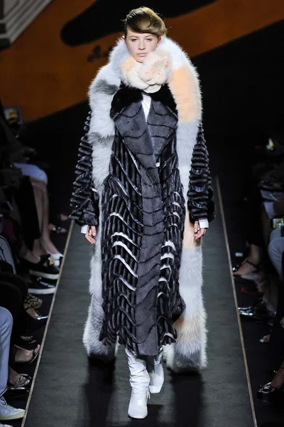 Look 10